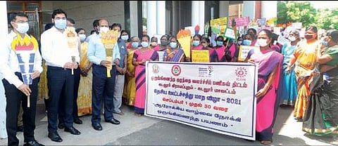 கடலூர் மாவட்ட ஆட்சியர் அலுவலக வளாகத்தில் தேசிய ஊட்டச்சத்து விழிப்புணர்வு பேரணியை மாவட்ட ஆட்சியர் கி.பாலசுப்ரமணியம் தொடக்கி வைத்தார்.