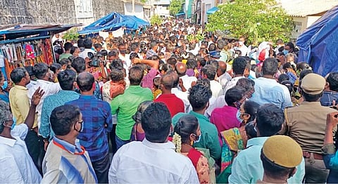 கடலூர் அருகே திருவந்திபுரம் தேவநாதசாமி கோயில் சாலையில் கூட்ட நெரிசலில் மணமக்களுக்கு திருமணம் நடைபெற்றது.