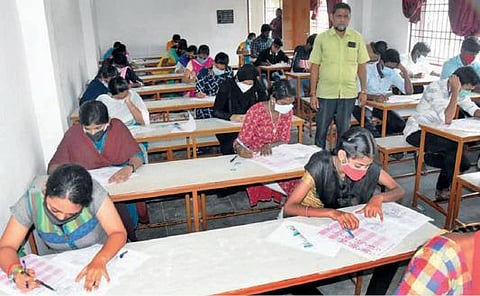 விழுப்புரம் குமார்ஸ் வெற்றி கல்வி மையத்தில் நீட் 2021 இலவச மாதிரி தேர்வு நடைபெற்றது.