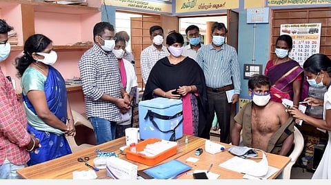 அரியலூர் மாவட்டம் வாலாஜாநகரம் கிராமத்தில் கரோனா தடுப்பூசி செலுத்தப்படுவதை பார்வையிட்டு ஆய்வு செய்கிறார் மாவட்ட கண்காணிப்பு அலுவலர் கே.எஸ்.கந்தசாமி.