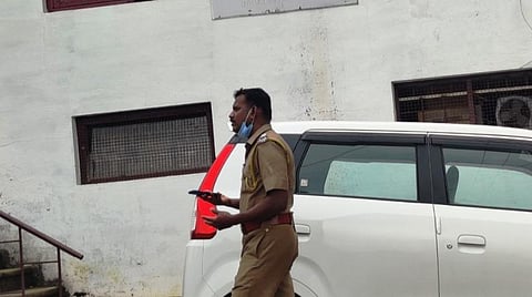 உதகை பழைய எஸ்.பி. அலுவலகத்துக்கு விசாரணை நடத்தவந்த ஆய்வாளர் வேல்முருகன்.