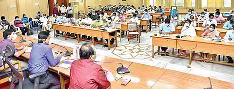 தி.மலை மாவட்டத்தில் கரோனா தடுப்பூசி செலுத்தும் சிறப்பு முகாம் குறித்த ஆய்வு கூட்டத்தில் பேசும் ஆட்சியர் பா.முருகேஷ்.