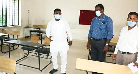 வேலூர் அடுத்த அரியூர் ஸ்பார்க் பள்ளியில் ‘நீட்’ தேர்வு மையத்தை தேர்வு ஒருங்கிணைப்பாளரும், சிருஷ்டி பள்ளி முதல்வருமான சரவணன் நேற்று நேரில் ஆய்வு செய்தார்.