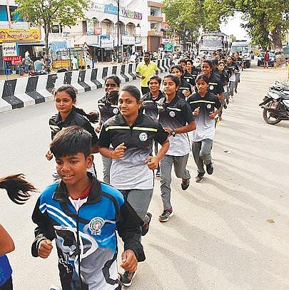 திருவண்ணாமலையில் நடைபெற்ற ஆரோக்கிய இந்தியா சுதந்திர ஓட்டத்தில் பங்கேற்ற மாணவர்கள்.