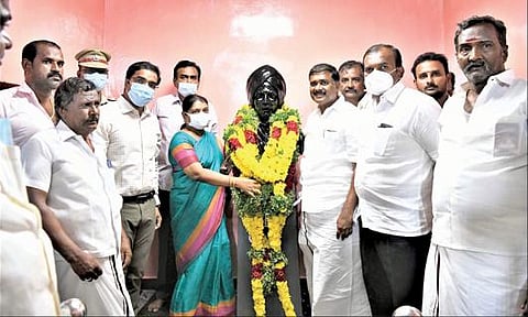 எட்டயபுரத்தில் பாரதியார் நினைவு இல்லத்தில் உள்ள அவரது சிலைக்கு அமைச்சர் கீதாஜீவன், மார்க்கண்டேயன் எம்.எல்.ஏ. ஆகியோர் மாலை அணிவித்து மரியாதை செலுத்தினர்.