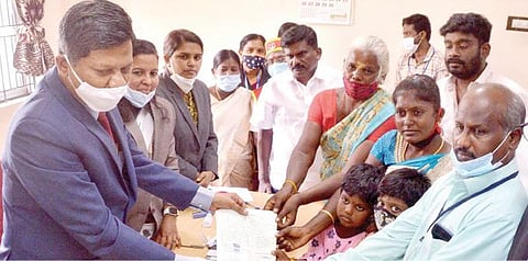 திருநெல்வேலி மாவட்ட நீதிமன்றத்தில் நடைபெற்ற லோக் அதாலத்தில் வழக்கு ஒன்றுக்கு தீர்வு காணப்பட்டு, அதற்கான உத்தரவை பயனாளிகளுக்கு வழங்குகிறார் மாவட்ட முதன்மை அமர்வு நீதிபதி ஏ. நசீர் அகமது. படம்: மு. லெட்சுமி அருண்