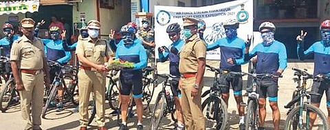 சிதம்பரத்தில் சைக்கிள் பேரணி வந்த விமானப்படை வீரர்களுக்கு டிஎஸ்பி ரமேஷ்ராஜ் வரவேற்பளித்தார்.