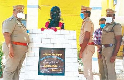 பாரதியாரின் நினைவு நாளை முன்னிட்டு கடலூரில் மத்திய சிறையில் உள்ள அவரது சிலைக்கு மாலை அணிவித்து மரியாதை செலுத்தப்பட்டது.