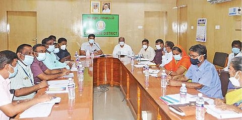 கரோனா தடுப்பூசி முகாம் நடத்துவது குறித்த ஆய்வுக் கூட்டம் கடலூர் மாவட்ட ஆட்சியர் அலுவலகத்தில் நடைபெற்றது.