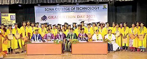 சேலம் சோனா தொழில்நுட்பக் கல்லூரியில் பட்டமளிப்பு விழா நடைபெற்றது. இதில், பட்டம் பெற்ற மாணவ, மாணவிகளுடன் கல்லூரி நிர்வாகிகள் மற்றும் சிறப்பு விருந்தினர்.