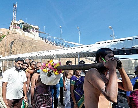 விநாயகர் சதுர்த்தியையொட்டி திருச்சி மலைக்கோட்டை உச்சிப்பிள்ளையாருக்கு படைப்பதற்காக கொண்டு செல்லப்பட்ட 30 கிலோ எடையுள்ள கொழுக்கட்டை.