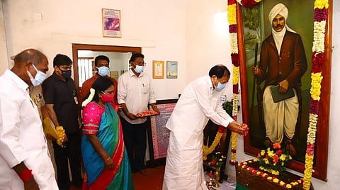 பாரதி இல்லத்தில் அவரது படத்துக்கு மலரஞ்சலி செலுத்துகிறார் குடியரசு துணைத் தலைவர் வெங்கய்யா நாயுடு. அருகே துணைநிலை ஆளுநர் தமிழிசை, முதல்வர் ரங்கசாமி.