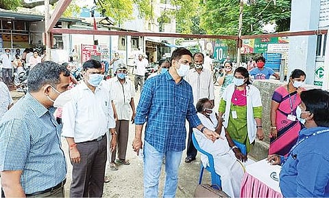 வேலூர் பழைய பேருந்து நிலையத்தில் நடைபெற்ற கரோனா தடுப்பூசி சிறப்பு முகாமை மாவட்ட ஆட்சியர் குமாரவேல் பாண்டியன் நேற்று ஆய்வு செய்தார். அடுத்த படம்: திருப்பத்தூர் மாவட்டத்தில் கரோனா சிறப்பு முகாமில் ஆம்பூர் எம்எல்ஏ வில்வநாதன் 2-வது தவணை தடுப்பூசியை செலுத்திக்கொண்டார். அப்போது, கண்காணிப்பு அலுவலர் சஜ்யன்சிங் ஆர்.சவான் மற்றும் மாவட்ட ஆட்சியர் அமர் குஷ்வாஹா ஆகியோர் உடனிருந்தனர்.