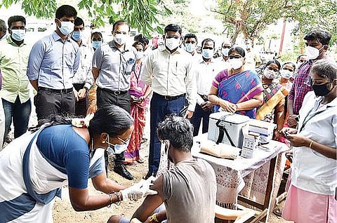 திருவண்ணாமலை அடுத்த வேங்கிக்கால் ஆரம்ப சுகாதார நிலையத்தில் தடுப்பூசி செலுத்தும் பணியை மாவட்ட கண்காணிப்பு அலுவலர் முனைவர் டி.ஜி.வினைய், ஆட்சியர் பா.முருகேஷ் ஆகியோர் ஆய்வு செய்தனர். அருகில், கூடுதல் ஆட்சியர் மு.பிரதாப் உள்ளிட்டோர்.