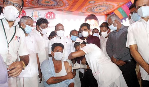 பாளையங்கோட்டை மனக்காவலம்பிள்ளை நகரில் தடுப்பூசி முகாமை அமைச்சர் மா.சுப்பிரமணியன் தொடங்கி வைத்தார்.படம்: மு.லெட்சுமிஅருண்