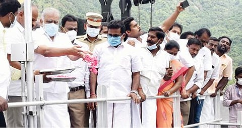 மருதாநதி அணையிலிருந்து தண்ணீரை திறந்துவிட்டு மலர் தூவிய அமைச்சர் ஐ.பெரியசாமி.