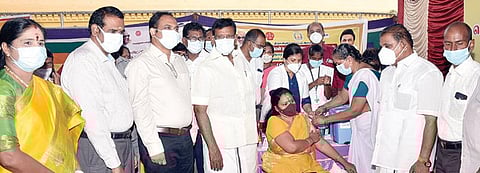 ஆவடியை அடுத்த சோழம்பேட்டில் கரோனா தடுப்பூசி முகாமை அமைச்சர் சா.மு.நாசர் தொடங்கி வைத்தார். உடன் ஆட்சியர் ஆல்பி ஜான் வர்கீஸ், நகராட்சி நிர்வாக இயக்குநரும், கண்காணிப்பு அலுவலருமான பா.பொன்னையா உள்ளிட்டோர்.