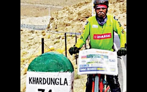 லடாக்கில் 80-வது பிறந்த நாளை கொண்டாட கேரளாவில் இருந்து 4,500 கி.மீ. சைக்கிளில் பயணித்த முதியவர்