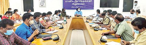 திருப்பத்தூர் மாவட்ட ஆட்சியர் அலுவலகத்தில் நேற்று ஊரக உள்ளாட்சி தேர்தல் முன்னேற்பாடுகள் குறித்த ஆலோசனைகூட்டத்தில் பேசும் மாவட்ட ஆட்சியர் அமர் குஷ்வாஹா.