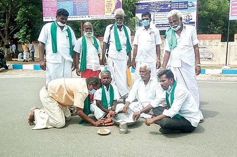 திருவண்ணாமலை மாவட்ட ஆட்சியர் அலுவலகம் முன்பு நேற்று நூதன போராட்டத்தில் ஈடுபட்ட விவசாயிகள். படம்:இரா.தினேஷ்குமார்.