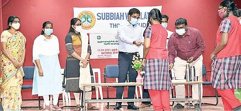 தூத்துக்குடி சுப்பையா வித்யாலயம் பெண்கள் மேல்நிலைப்பள்ளியில் மாணவிகளுக்கு குடற்புழு நீக்க மாத்திரை விநியோகத்தை மாவட்ட ஆட்சியர் கி.செந்தில் ராஜ் தொடங்கி வைத்தார்.