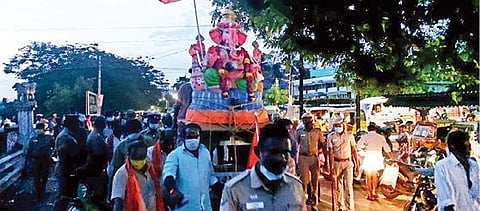 இந்து முன்னணி சார்பில் திருவாரூரில் நேற்று நடைபெற்ற விநாயகர் ஊர்வலம்.
