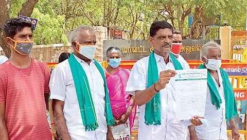 வெள்ள நிவாரண நிதி வழங்கக்கோரி தூத்துக்குடி மாவட்ட ஆட்சியர் அலுவலகத்துக்கு மனு அளிக்க வந்த தமிழ் விவசாயிகள் சங்கத்தினர்.