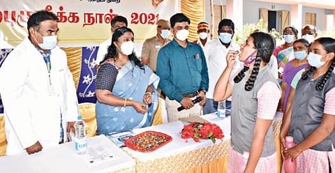 நாமக்கல் அருகே எர்ணாபுரம் அரசு மேல்நிலைப்பள்ளியில் நடைபெற்ற முகாமில் மாவட்ட ஆட்சியர் ஸ்ரேயா சிங் முன்னிலையில் மாணவியர் குடற்புழு நீக்க மாத்திரைகளை உட்கொண்டனர்.