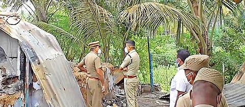 ஆத்தூர் கொத்தாம்பாடியில் உறங்கி கொண்டிருந்த முதிய தம்பதி இருந்த குடிசைக்கு தீ வைத்து கொலை செய்தது தொடர்பாக சேலம் எஸ்பி அபிநவ் விசாரணை நடத்தினார்.