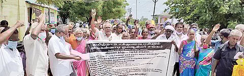 விருதுநகர் மாவட்ட ஆட்சியர் அலுவலகம் அருகே நடைபெற்ற ஆர்ப்பாட்டத்தில் பங்கேற்ற ஓய்வுபெற்ற சத்துணவு மற்றும் அங்கன்வாடி ஊழியர்கள்.