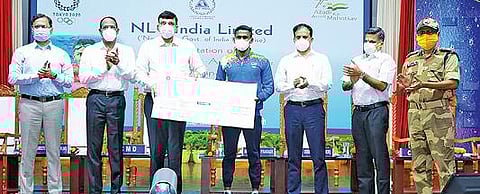 ஒலிம்பிக் நீச்சல் வீரர் சாஜன் பிரகாஷை கவுரவிப்பதற்காக நெய்வேலியில் நடைபெற்ற விழாவில், என்எல்சி இந்தியா நிறுவனத்தின் தலைவர் ராக்கேஷ்குமார் அவருக்கு ரூ.5 லட்சத்திற்கான காசோலையை வழங்கினார்.