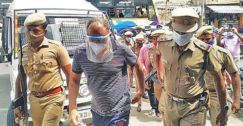 பலத்த பாதுகாப்புடன் பேரறிவாளனை விழுப்புரம் தனியார் மருத்துவமனைக்கு போலீஸார் அழைத்து வந்தனர்.