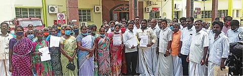 கண்டாச்சிபுரம் வட்டத்திற்கு அடிப்படை அரசு அலுவலகங்கள் கேட்டு விழுப்புரம் ஆட்சியர் அலுவலகத்தில் மனு அளிக்க வந்த பொதுமக்கள்.