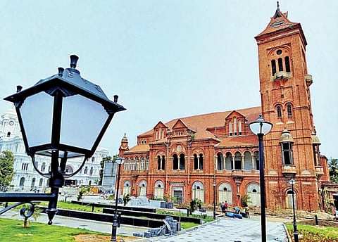 பூச்செடிகள், புல் தரை, இணைப்புக் கற்களுடன் கூடிய நடைபாதை, பாரம்பரிய விளக்குகளுடன் பொலிவுபடுத்தப்பட்டுள்ள சென்னை விக்டோரியா அரங்க வளாகம். படம்: ம.பிரபு