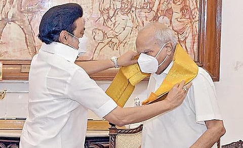 தமிழகத்தில் இருந்து விடைபெற்று பஞ்சாப் ஆளுநராகப் பொறுப்பேற்கும் பன்வாரிலால் புரோஹித்தை முதல்வர் ஸ்டாலின் நேற்று சந்தித்து வாழ்த்து தெரிவித்தார்.