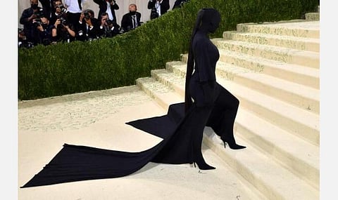 கருப்பினத்தவருக்கு ஆதரவு?- மெட் காலாவில் வைரலான கிம் கர்தாஷியன் உடை