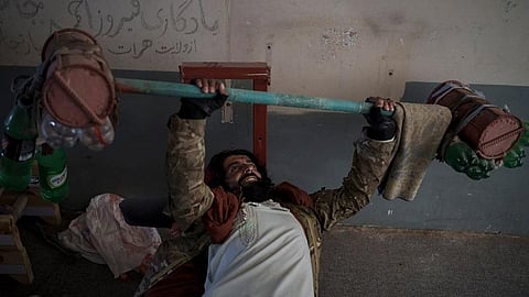 பேசும் படம்: அன்று கைதிகள்; இன்று ஆட்சியாளர்கள்; காபூல் சிறையைப் பார்வையிட்ட தலிபான் கமாண்டர்கள்