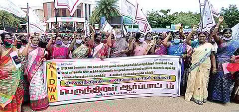 தஞ்சாவூர் மாவட்ட ஆட்சியர் அலுவலகம் முன் நேற்று ஆர்ப்பாட்டத்தில் ஈடுபட்ட அனைத்திந்திய ஜனநாயக மாதர் சங்கத்தினர்.