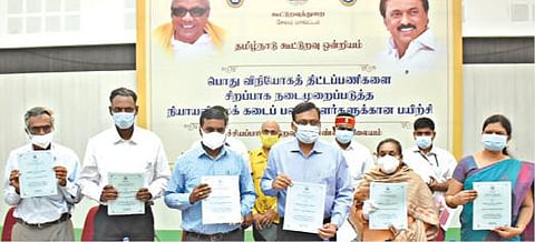 சேலத்தில் நடந்த ரேஷன் கடை ஊழியர்களுக்கான பணி மேம்பாட்டு பயிற்சியை தொடங்கிவைத்து, பயிற்சி கையேட்டினை ஆட்சியர் கார்மேகம் வெளியிட்டார். உடன் மண்டல கூட்டுறவு சங்கங்களின் இணைப்பதிவாளர் ரவிக்குமார் உள்ளிட்டோர். படம்: எஸ். குரு பிரசாத்