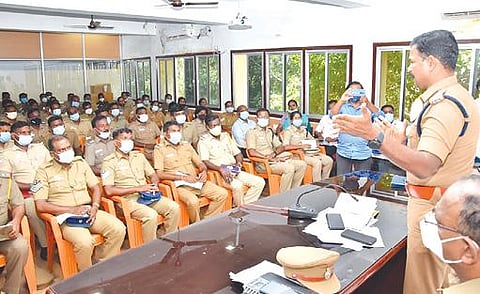 சிவகங்கை எஸ்பி அலுவலகத்தில் புதிய மென்பொருளை அறிமுகப்படுத்தி போலீஸாருக்கு விளக்கிய எஸ்பி செந்தில்குமார்.