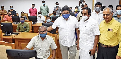 தலைமை செயலகத்தில் பணியாற்றும் 3,645 அலுவலர்களுக்கு தமிழ்நாடு மின் ஆளுமை முகமை மூலமாக இ-ஆபீஸ் தொடர்பான செய்முறை பயிற்சியை சென்னை அண்ணாசாலையில் உள்ள அலுவலகத்தில் நிதி மற்றும் மனித வளங்கள் மேலாண்மைத் துறைஅமைச்சர் பழனிவேல் தியாகராஜன், தகவல் தொழில்நுட்பத் துறை அமைச்சர் மனோ தங்கராஜ் ஆகியோர் நேற்று தொடங்கி வைத்து பார்வையிட்டனர். உடன் தகவல் தொழில்நுட்பத் துறை செயலர் நீரஜ் மித்தல் உள்ளிட்டோர்.படம்: ம.பிரபு