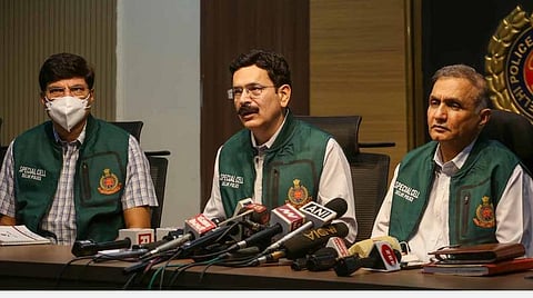 டெல்லி போலீஸ் ஆணையர் நீரஜ் குமார் தாக்கூர், துணை ஆணையர் பிரமோத் சிங் குஷ்வாலா உள்ளிட்டோர் பேட்டியளித்த காட்சி | படம் ஏஎன்ஐ