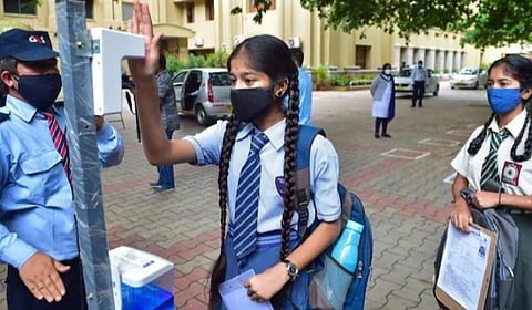 நேரடி வகுப்புக்கு வருமாறு மாணவர்களைக் கட்டாயப்படுத்தும் பள்ளிகள் மீது நடவடிக்கை: உயர் நீதிமன்றம் எச்சரிக்கை