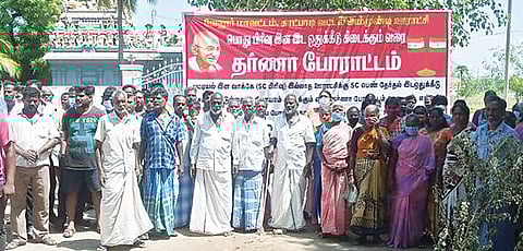 காட்பாடி அடுத்த அம்முண்டியில் நேற்று போராட்டத்தில் ஈடுபட்ட பொதுமக்கள். படம்:வி.எம்.மணிநாதன்