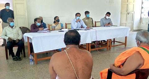 திருச்செந்தூர் கோயிலில் அர்ச்சகர்களை சுழற்ச்சி முறையில் பணியில் ஈடுபடுத்துவது தொடர்பாக மாவட்ட ஆட்சியர் கி.செந்தில் ராஜ் தலைமையில் ஆலோசனை கூட்டம் நடைபெற்றது.