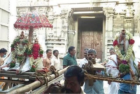 திருநெல்வேலி நெல்லையப்பர் கோயில் ஆவணி மூலத்திருவிழாவின் முக்கிய நிகழ்வான கருவூர் சித்தருக்கு நெல்லையப்பர் காட்சி கொடுக்கும் வைபவம் கோயிலில் உள்திருவிழாவாக நடைபெற்றது. படம்: மு.லெட்சுமி அருண்.