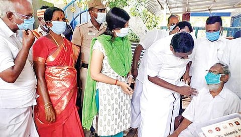 திருவாரூர் மாவட்டம் திருத்துறைப்பூண்டி வட்டத்துக்குட்பட்ட நெடும்பலம் பகுதியில் நேற்று, மக்களைத் தேடி மருத்துவம் திட்டத்தின் கீழ் நோயாளிகளின் வீடுகளுக்கேச் சென்று மருந்து மாத்திரைகளை வழங்குகிறார் தமிழக அரசின் டெல்லி சிறப்பு பிரதிநிதி ஏ.கே.எஸ்.விஜயன். உடன், ஆட்சியர் காயத்ரிகிருஷ்ணன் உள்ளிட்டோர்.