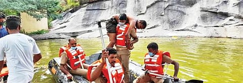 பர்கூர் அருகேயுள்ள போடிகுட்டை நீர்நிலையில் தீயணைப்புத்துறை சார்பில் தண்ணீரில் விழுந்தவர்களை மீட்பது தொடர்பான செயல் விளக்க பயிற்சி நடந்தது.