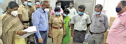 ராணிப்பேட்டை மாவட்டம் பாணாவரம் அரசு மகளிர் மேல்நிலை பள்ளியில் அமைக்கப்பட்டுள்ள வாக்குச்சாவடி மையத்தில் மேற்கொள்ளப்பட்டுள்ள பாதுகாப்பு ஏற்பாடுகள் குறித்து ஆட்சியர் பாஸ்கர பாண்டியன் ஆய்வு செய்தார். அருகில் எஸ்.பி., டாக்டர் தீபாசத்யன் உள்ளிட்டோர்.