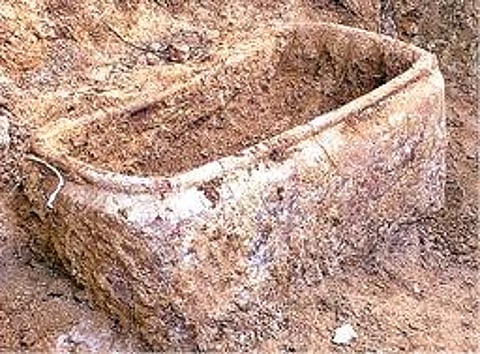 கண்டெடுக்கப்பட்ட மண் தொட்டி.